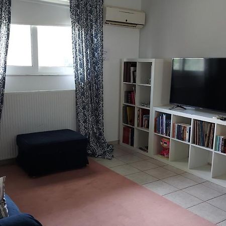 Joan'S Airport Apartment Артемида Екстериор снимка