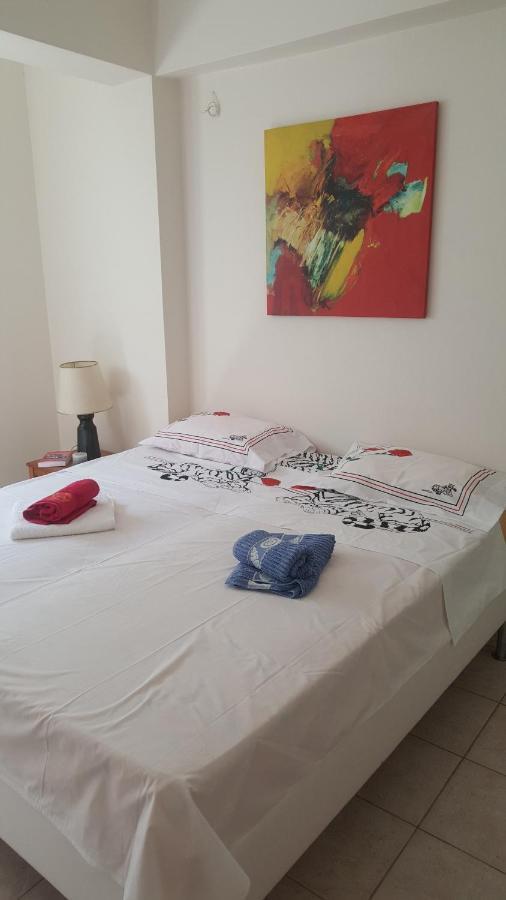 Joan'S Airport Apartment Артемида Екстериор снимка