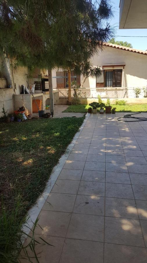 Joan'S Airport Apartment Артемида Екстериор снимка