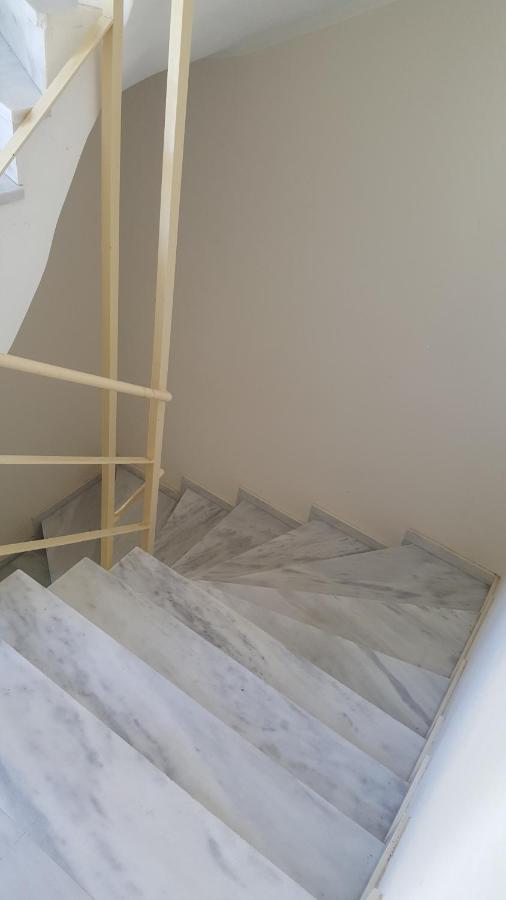 Joan'S Airport Apartment Артемида Екстериор снимка