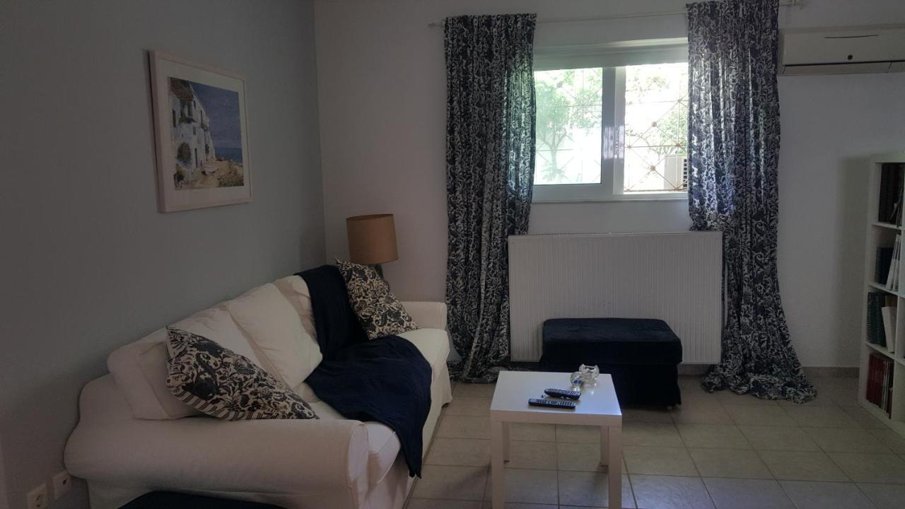 Joan'S Airport Apartment Артемида Екстериор снимка