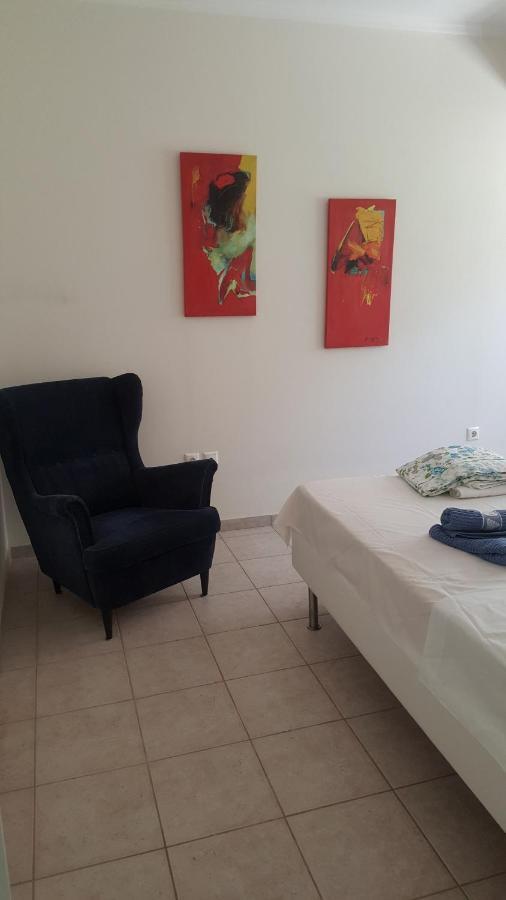Joan'S Airport Apartment Артемида Екстериор снимка