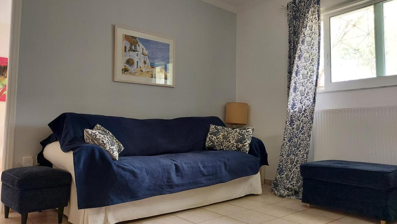 Joan'S Airport Apartment Артемида Екстериор снимка