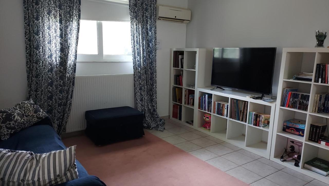 Joan'S Airport Apartment Артемида Екстериор снимка